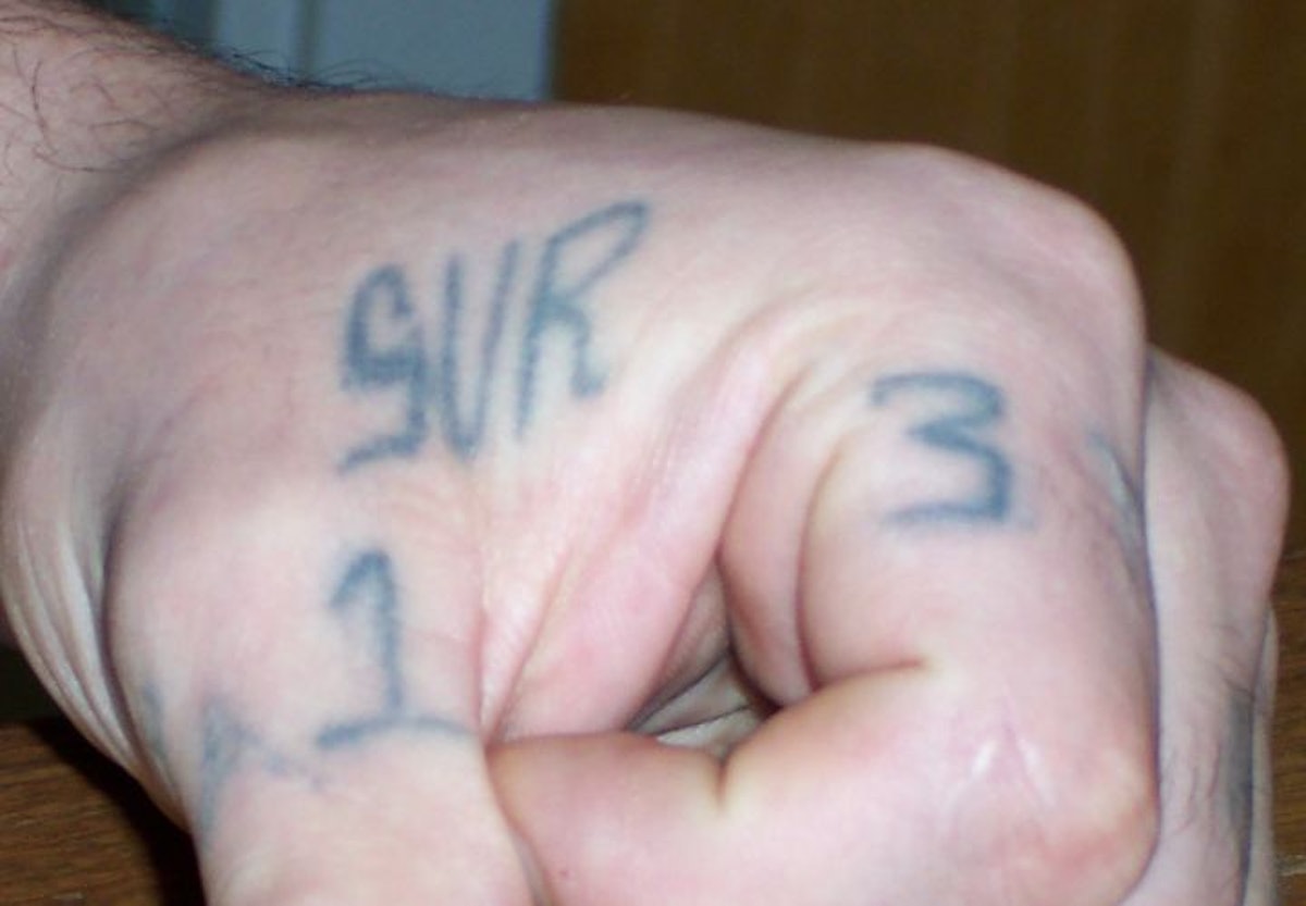 surenos 13 gang hand signs