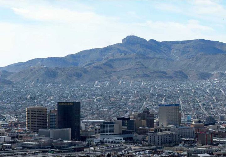 El Paso (foreground) and Juarez (background) are on the front line of a border war between law enforcement and Mexican cartels. Photo via Flickr.com (Paul Garland).