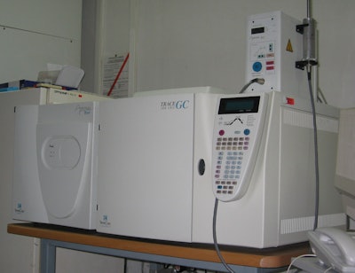 A ThermoQuest Trace GC 2000 gas chromatograph-mass spectrometer. CC_Wikimedia: Polimerek
