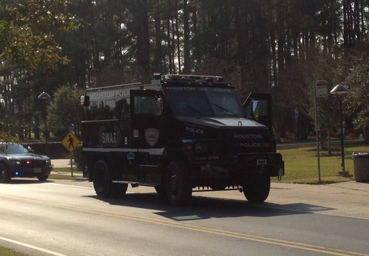 Houston PD SWAT responds to Lone Star College. Photo via @santi_281/Twitter.