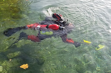 JW Fishers SAR-1 underwater metal detector in use (Photo: JW Fishers)