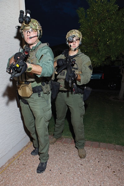 Gece Görme Gözlükleri ile donatılmış SWAT memurları, karanlık bir binaya girerken bir avantaja sahiptir. (Fotoğraf: Abboud Bedro)