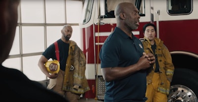 In the Verizon television commercial aired during the Super Bowl, Los Angeles Chargers head coach Anthony Lynn—who nearly died when struck by a car—reunited with the first responders who helped save his life.