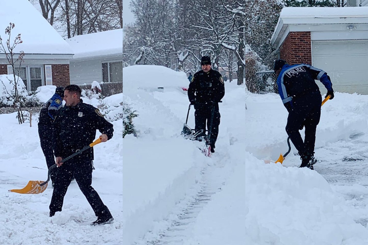 New York Officers Shovel Driveway of 99YearOld Woman Police Magazine(00)