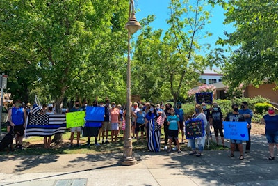 A crowd of several dozen people gathered in front of the City Council Chambers in the Central Valley city of Chico (CA) to show support for law enforcement on Saturday morning.